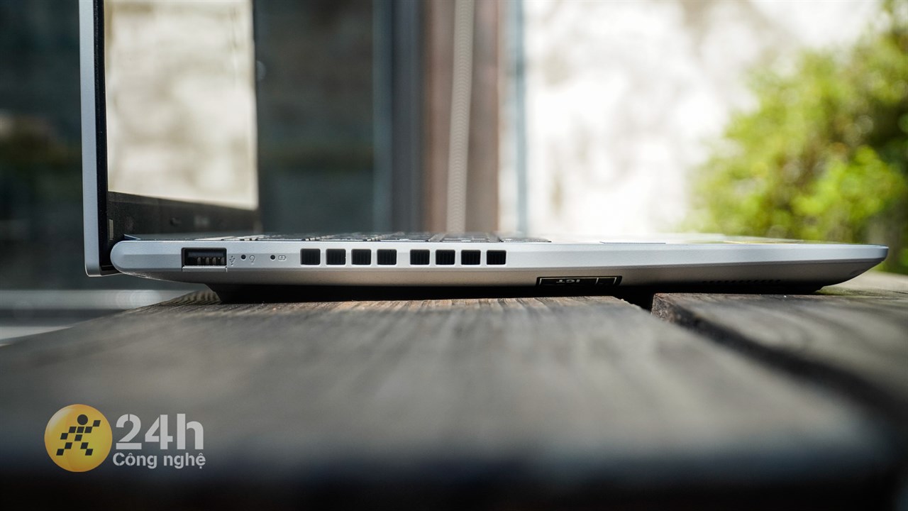 Cạnh trái của ASUS Vivobook 15 OLED A1505ZA