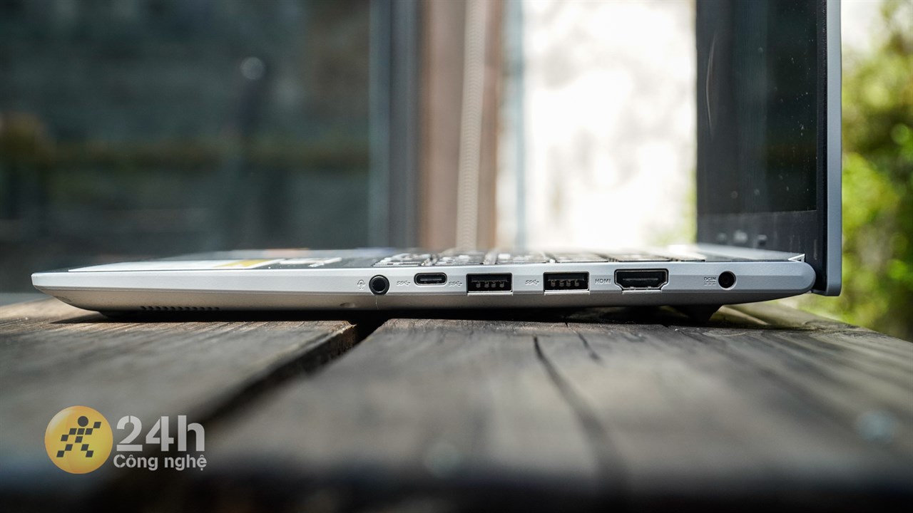 Cạnh phải của ASUS Vivobook 15 OLED A1505ZA