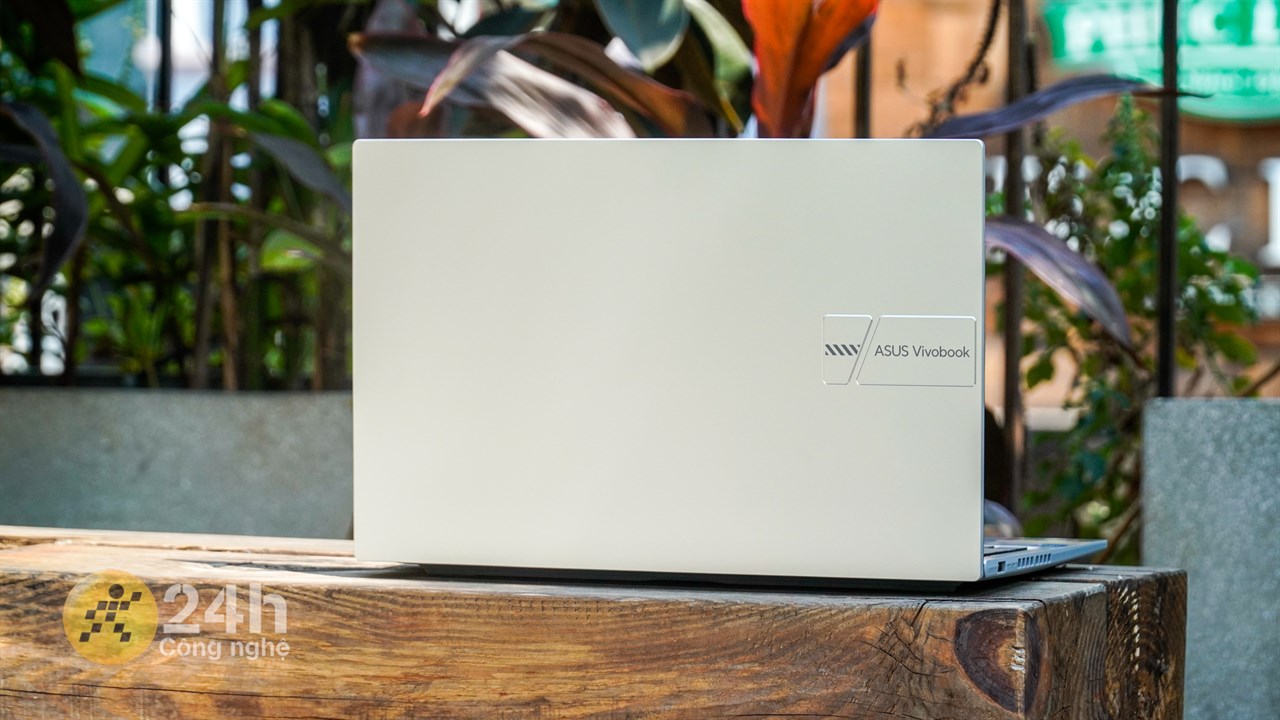 ASUS Vivobook 15 OLED A1505ZA được hoàn thiện chỉn chu và gọn gàng.