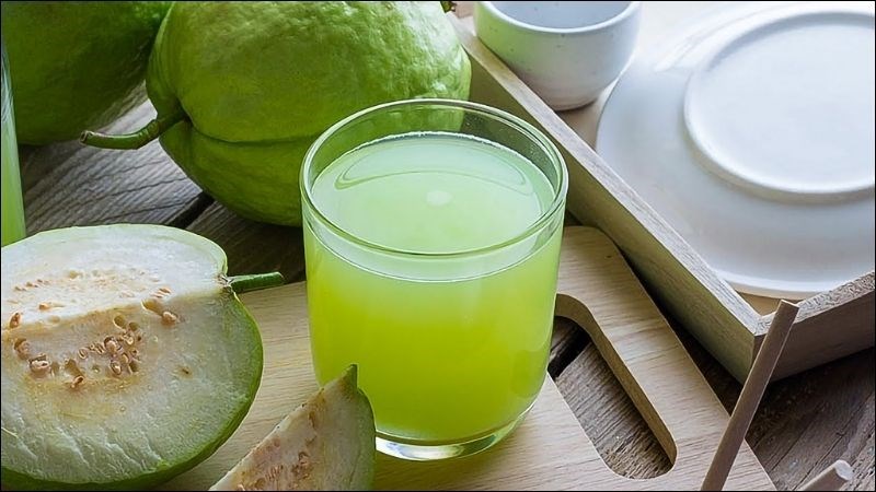 Ổi là một loại trái cây nhiệt đới, có vị ngọt thanh mát và mùi thơm đặc trưng