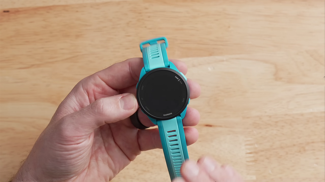 Dây đeo của Garmin Forerunner 165 cho trải nghiệm đeo rất êm. Dây đeo của Garmin Forerunner 165 cho trải nghiệm đeo rất êm.