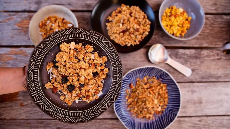 Granola có thể được dùng như một món ăn nhẹ hoặc món ăn vặt
