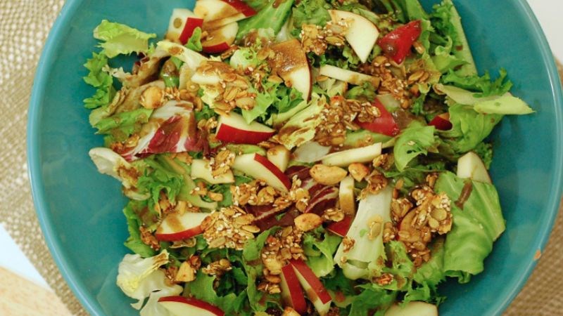 Bạn có thể thêm 3 muỗng canh granola vào sinh tố hoặc salad trái cây tươi