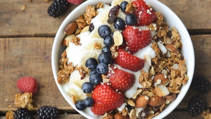 Rắc granola lên kem hoặc sữa chua giúp tăng thêm sự hấp dẫn của món ăn