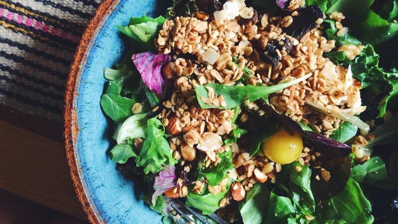 Salad granola là món ăn thơm ngon và đủ dinh dưỡng