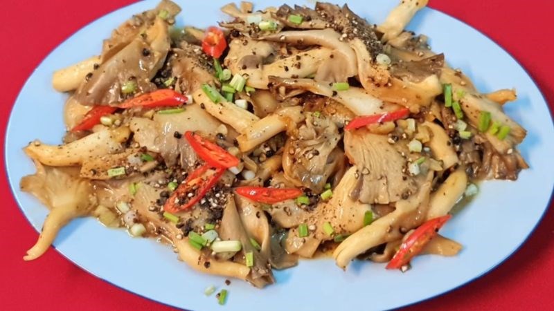 Nấm bào ngư xào sả ớt giúp bạn cảm nhận được vị dai ngọt của nấm