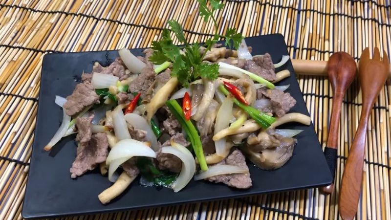 Bạn có thể chế biến món nấm bào ngư xào thịt bò cho cả gia đình
