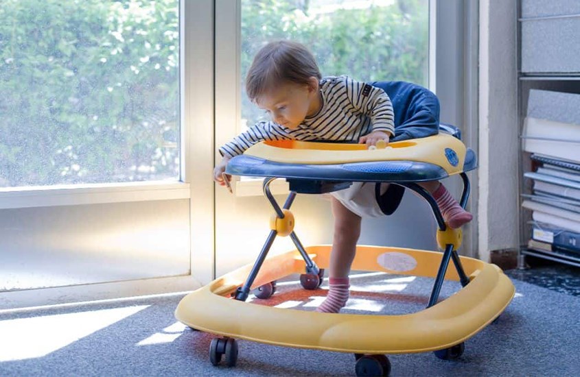 Không nên để bé sử dụng xe tập đi quá 15 phút mỗi lần.