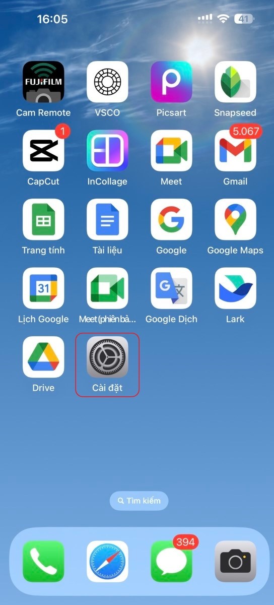 Nhấn mở biểu tượng c&agrave;i đặt tr&ecirc;n iPhone