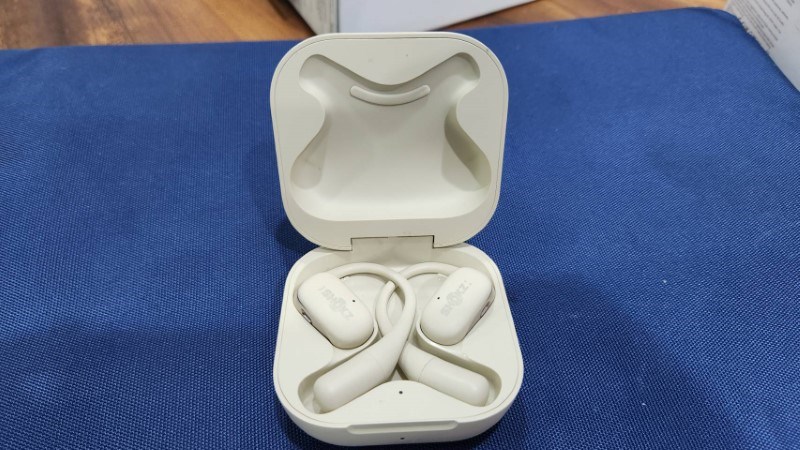 Đặt tai nghe vào hộp sạc Đặt tai nghe vào hộp sạc