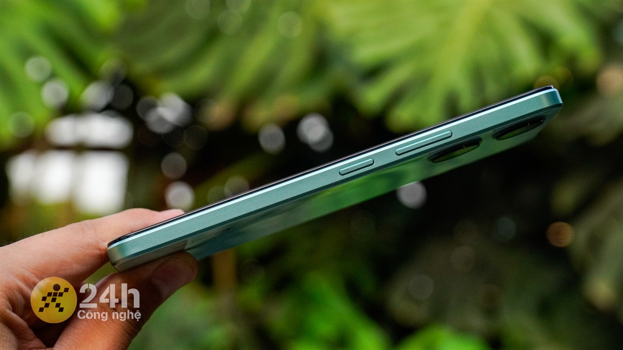 Cạnh phải của Vivo Y03 với nút nguồn và nút tăng/giảm âm lượng Cạnh phải của Vivo Y03 với nút nguồn và nút tăng/giảm âm lượng