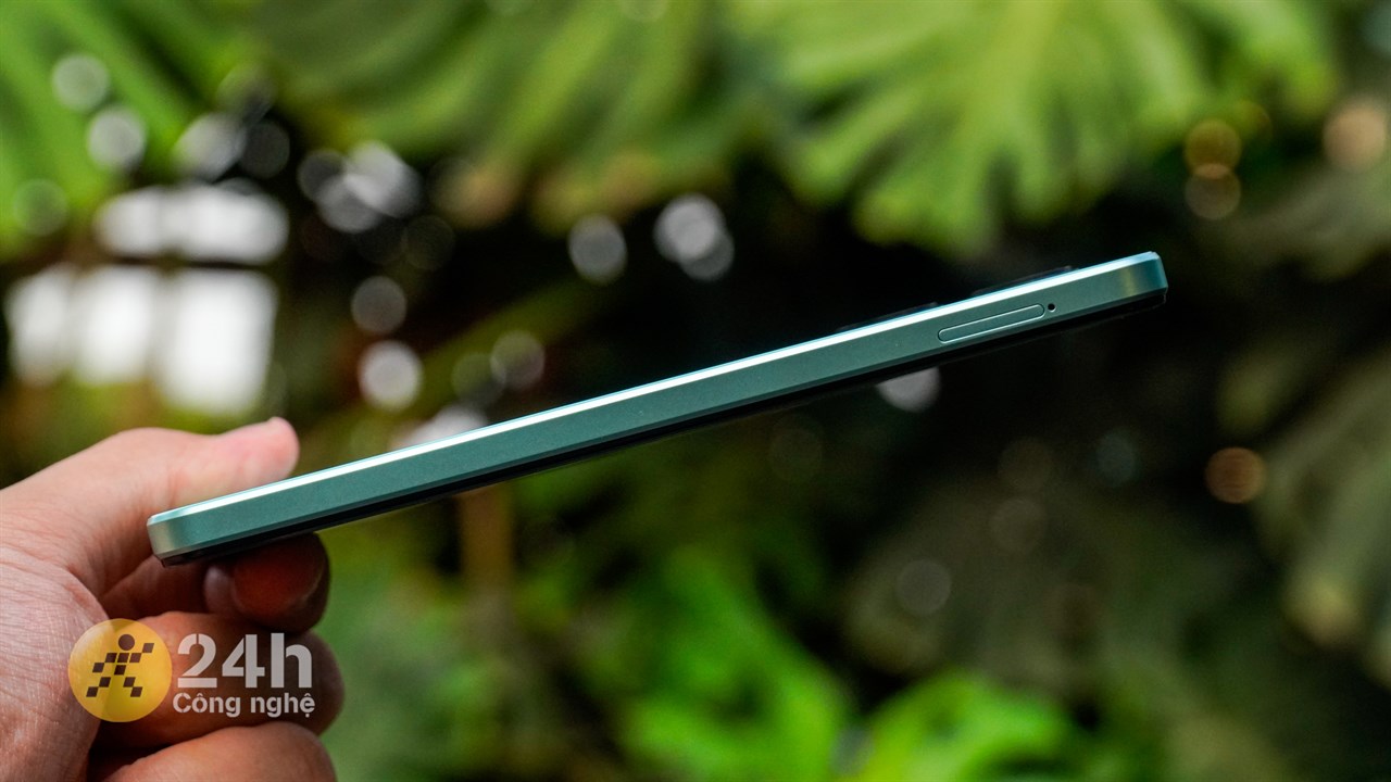 Cạnh trái của Vivo Y03 với khe đựng khay SIM Cạnh trái của Vivo Y03 với khe đựng khay SIM
