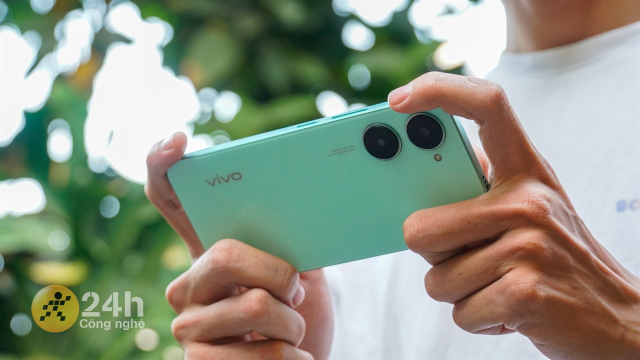 Vivo Y03 nổi bật với cụm camera được đặt trực tiếp trên mặt lưng Vivo Y03 nổi bật với cụm camera được đặt trực tiếp trên mặt lưng