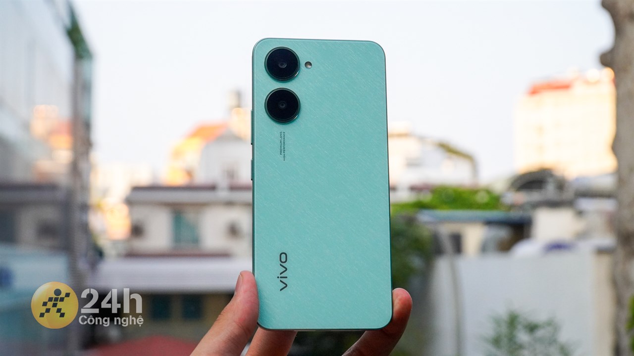 Vivo Y03 gây ấn tượng cho mình bởi vẻ ngoài vuông vắn đầy trẻ trung. Vivo Y03 gây ấn tượng cho mình bởi vẻ ngoài vuông vắn đầy trẻ trung.