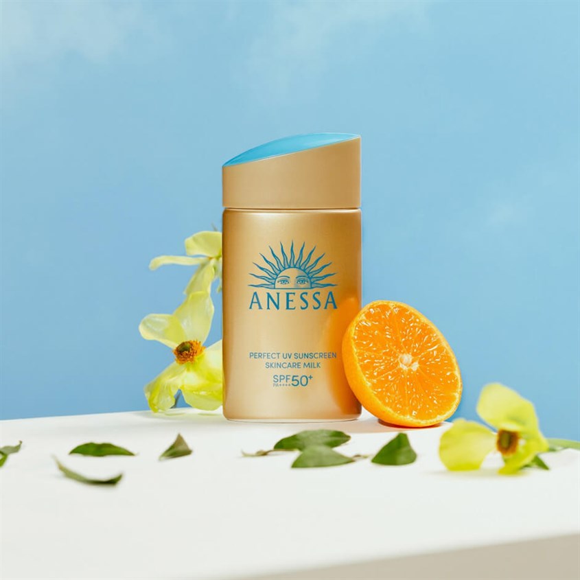 Anessa có thêm tinh chất Sun Essence giúp củng cố và phục hồi hàng rào bảo vệ da bị tổn thương do tác hại từ UV