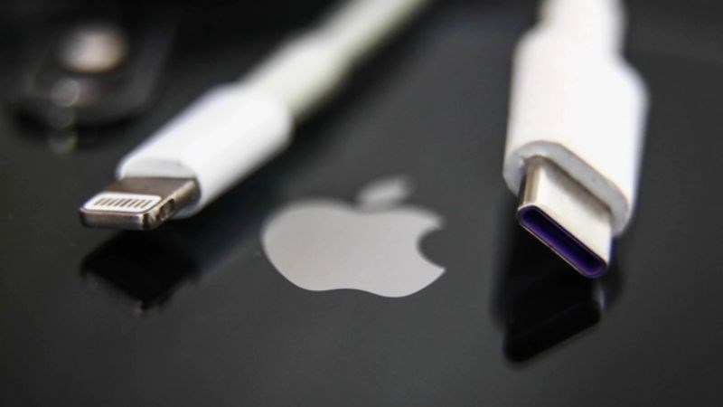 Bạn n&ecirc;n chọn sạc iPhone theo quy chuẩn của Apple để tr&aacute;nh rủi ro