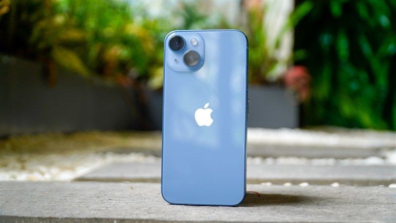iPhone 14 có thiết kế mặt lưng là kính sáng bóng iPhone 14 có thiết kế mặt lưng là kính sáng bóng