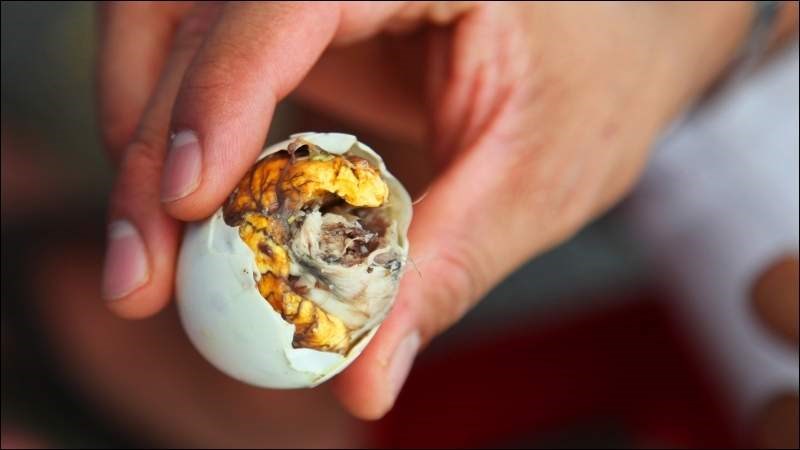 Người bệnh gout không nên ăn trứng vịt lộn