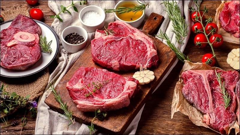 Người bệnh gout không nên ăn thịt đỏ vì có chứa nhiều purin