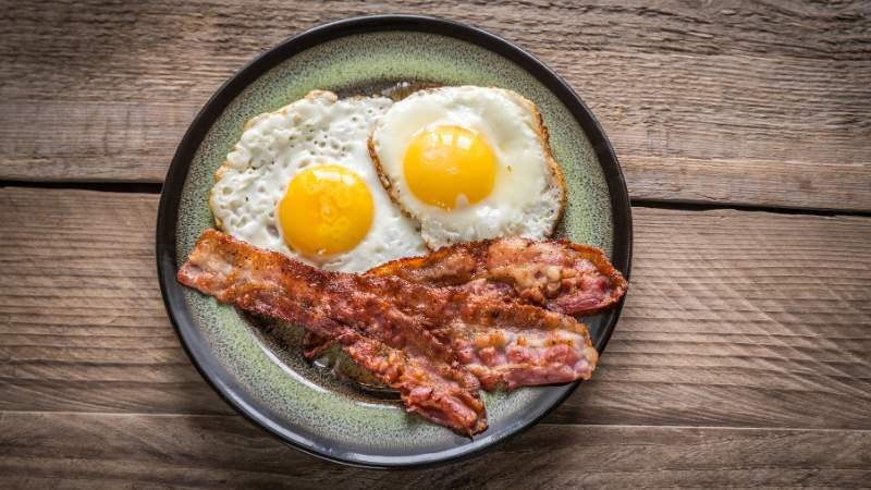 Người bệnh gout nên hạn chế đồ ăn giàu đạm, chất béo khi ăn trứng