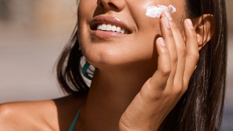Bôi kỹ kem chống nắng lên mặt để tránh phần da dưới mắt bị tối màu
