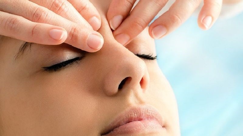Massage quanh vùng mắt giúp lưu thông máu và giảm quầng thâm mắt