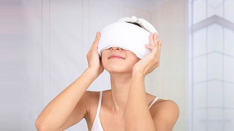 Chườm lạnh làm co mạch máu dưới mắt giúp giảm quầng thâm hiệu quả