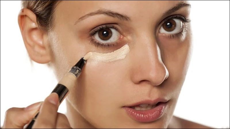 Trang điểm là một giải pháp hữu ích để che đi quầng thâm mắt