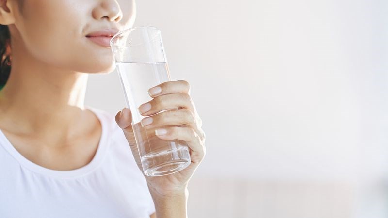 Uống đủ nước để cải thiện tình trạng quầng thâm mắt