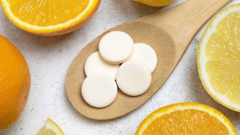 Tăng cường bổ sung vitamin C cho cơ thể giúp giảm tình trạng quầng thâm dưới mắt