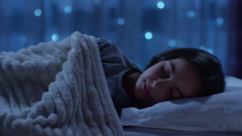 Đảm bảo giấc ngủ đúng giờ và đủ giấc sẽ giúp ngăn ngừa, cải thiện đáng kể quầng thâm mắt