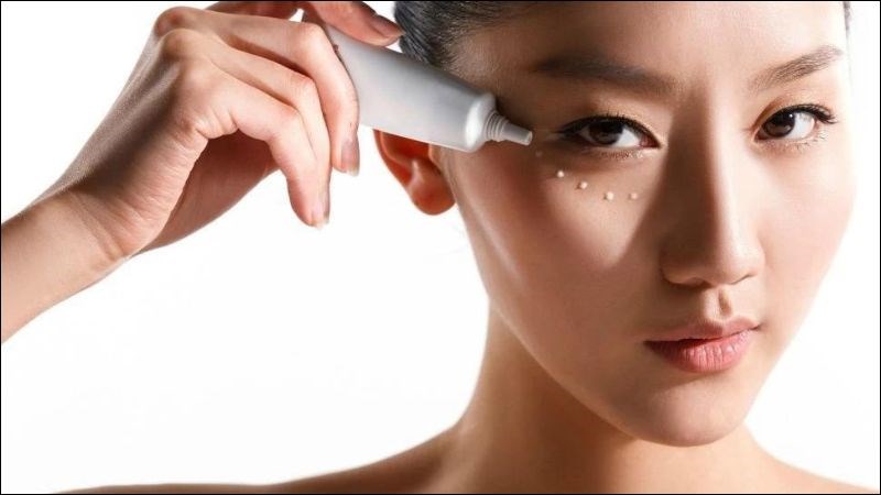 Sử dụng các loại kem dưỡng mắt giúp cải thiện tình trạng quầng thâm mắt