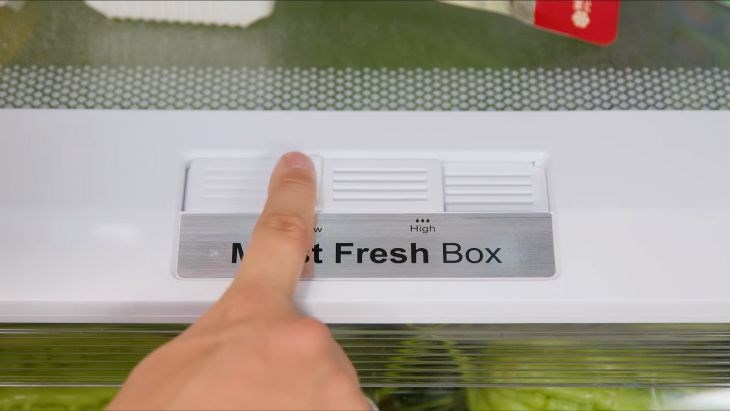 Tủ lạnh Aqua Inverter 318 lít AQR-T369FA(WBS) - Thanh tùy chỉnh độ ẩm