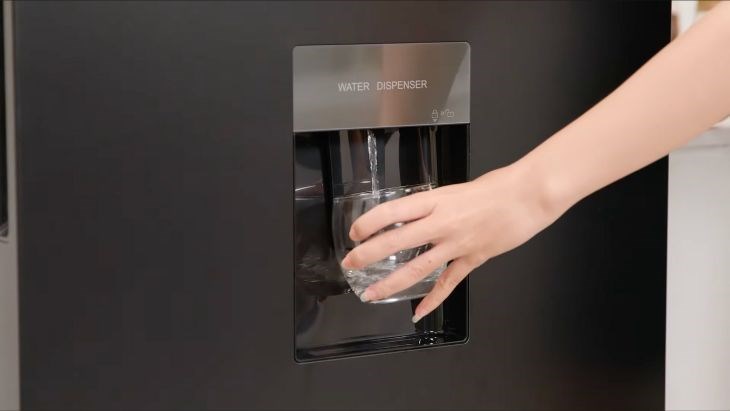 Tủ lạnh Aqua Inverter 318 lít AQR-T369FA(WBS) - Khay lấy nước ngoài