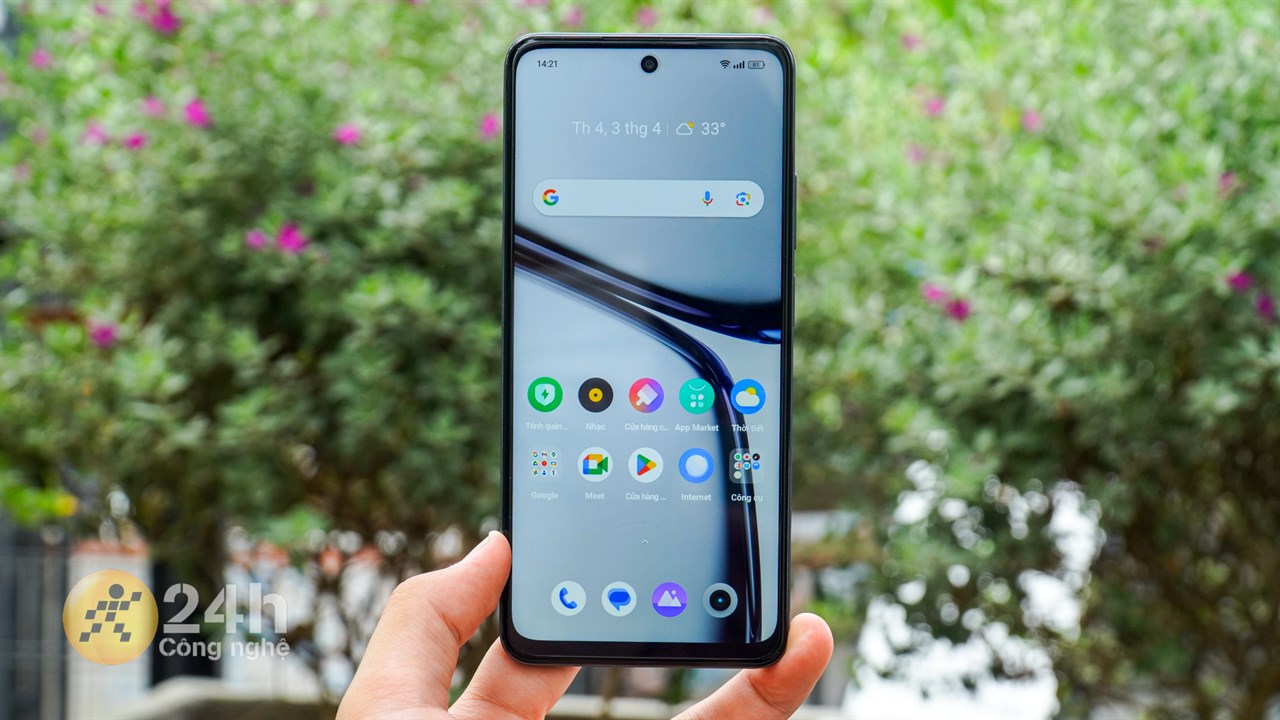 Mặt trước của realme C65 sử dụng màn hình đục lỗ với phần khoét màn hình nhỏ