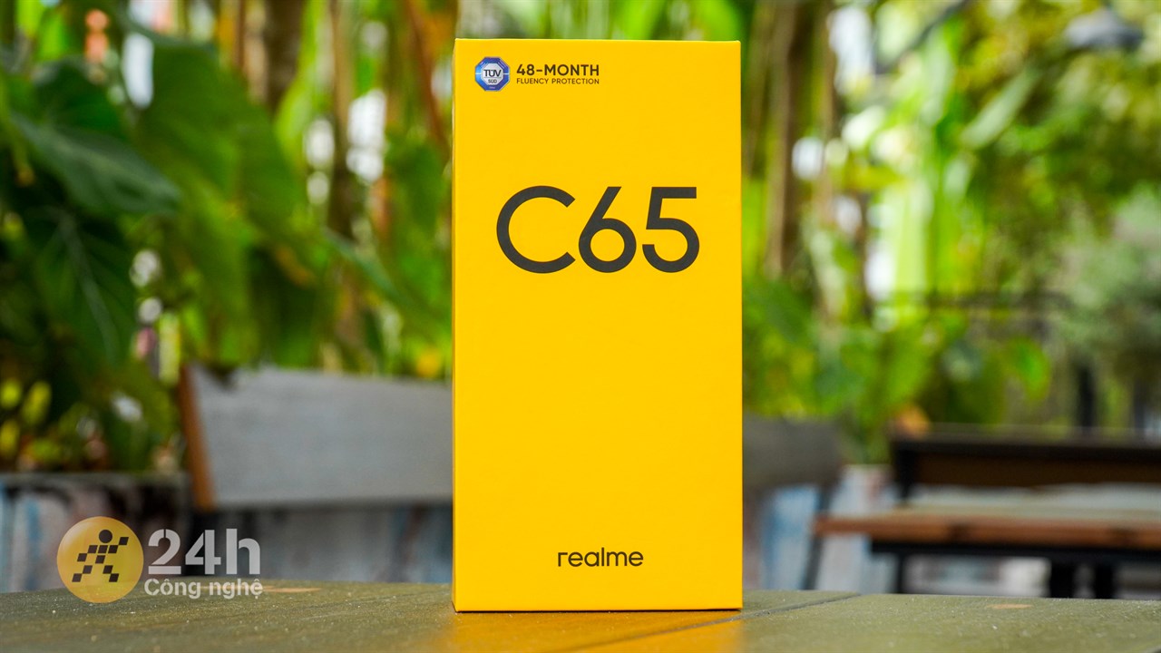 Hộp đựng của realme C65 có tên sản phẩm rất lớn làm điểm nhấn.