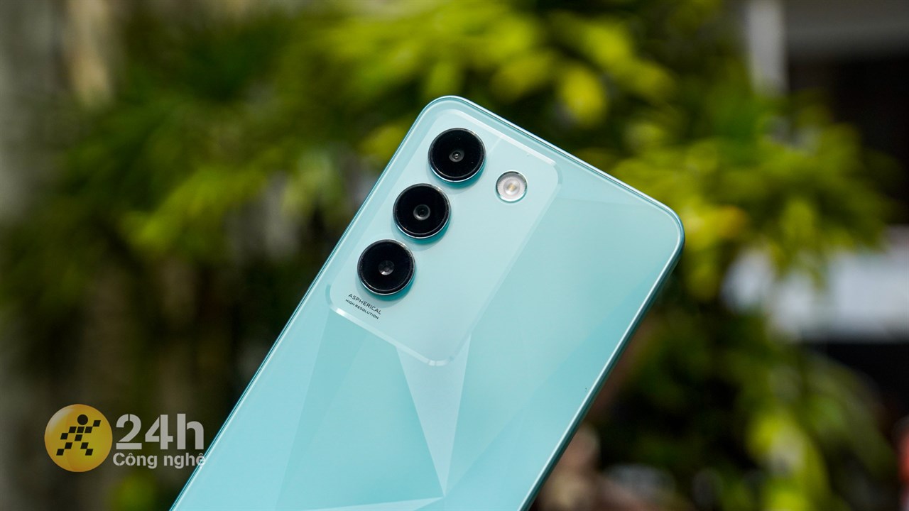 Cụm camera của Vivo Y100 được đóng trong khung nhựa để tạo hiệu ứng thị giác rằng các ống kinh lồi hẳn khỏi mặt lưng khi nhìn vào. Cụm camera của Vivo Y100 được đóng trong khung nhựa để tạo hiệu ứng thị giác rằng các ống kinh lồi hẳn khỏi mặt lưng khi nhìn vào.