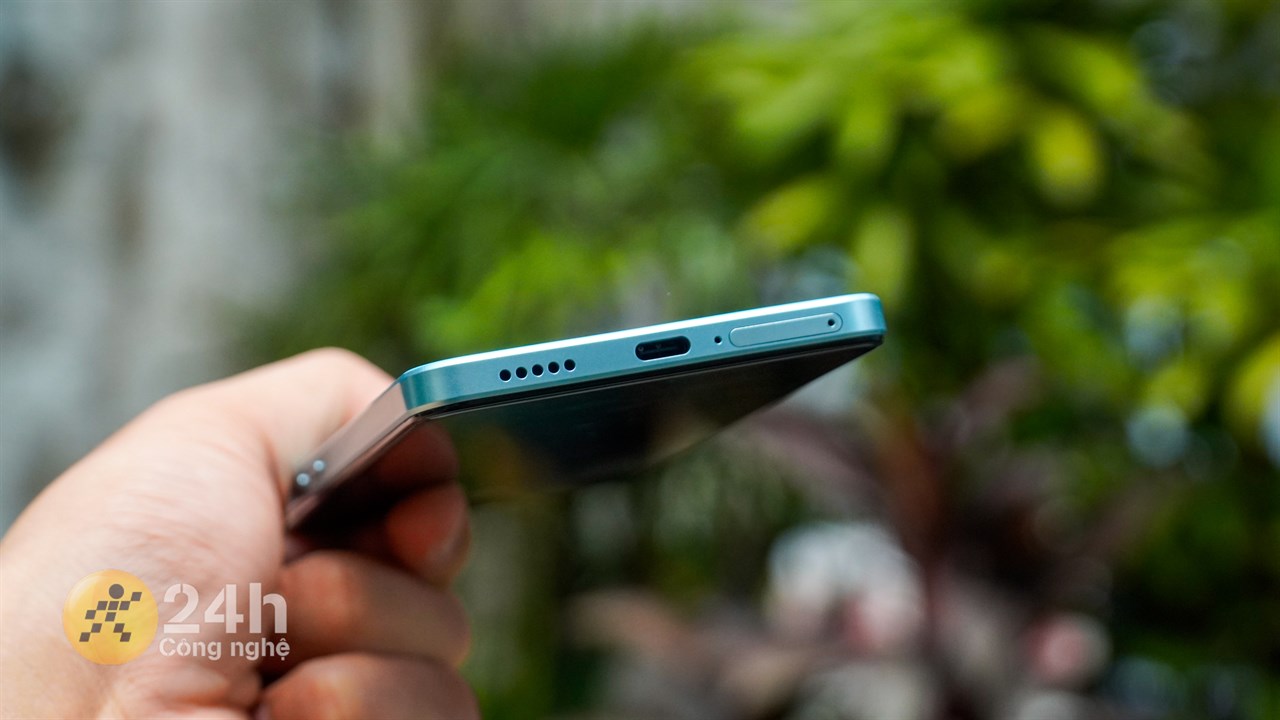 Cạnh đáy của Vivo Y100 chứa mic, dải loa, khe cắm SIM và cổng sạc USB-C. Cạnh đáy của Vivo Y100 chứa mic, dải loa, khe cắm SIM và cổng sạc USB-C.