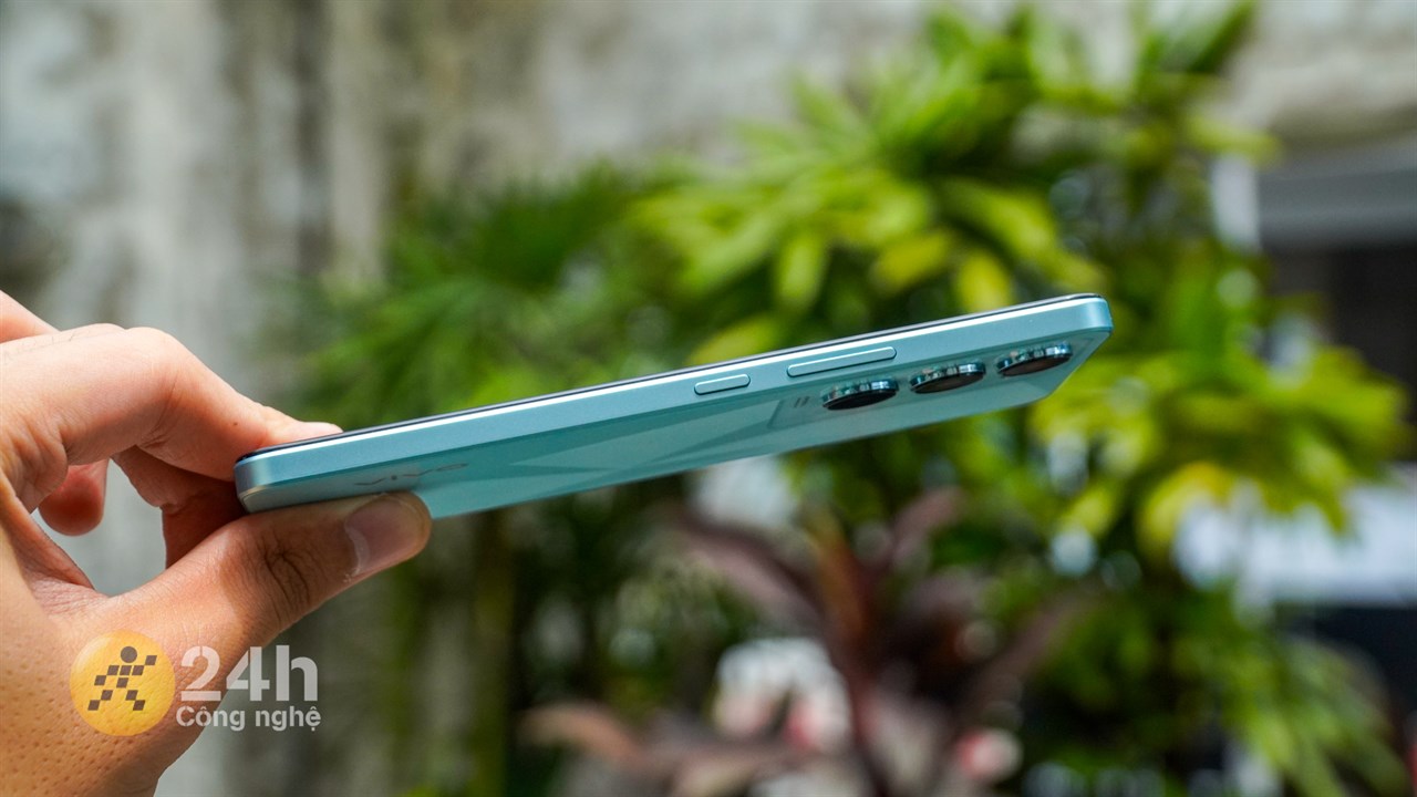 Cạnh phải của Vivo Y100 được trang bị nút nguồn, cụm phím tăng giảm âm lượng. Cạnh phải của Vivo Y100 được trang bị nút nguồn, cụm phím tăng giảm âm lượng.