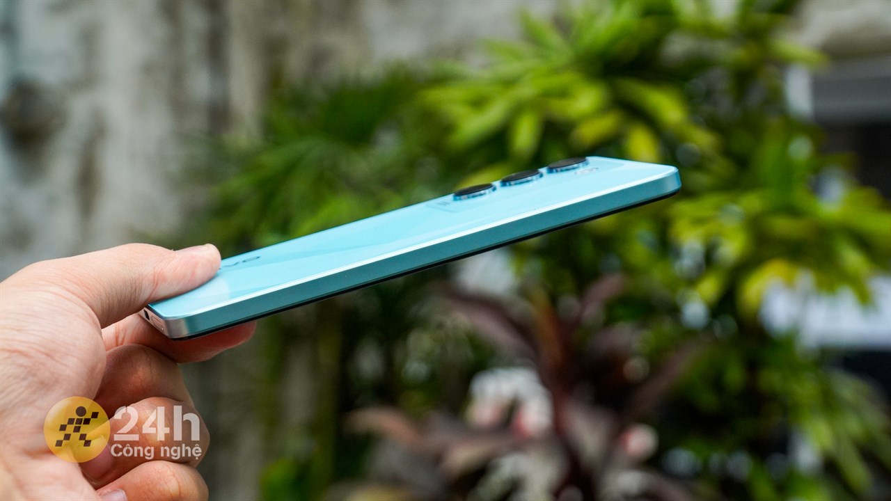 Cạnh trái của Vivo Y100 không chứa nút bấm hay cổng kết nối nào. Cạnh trái của Vivo Y100 không chứa nút bấm hay cổng kết nối nào.