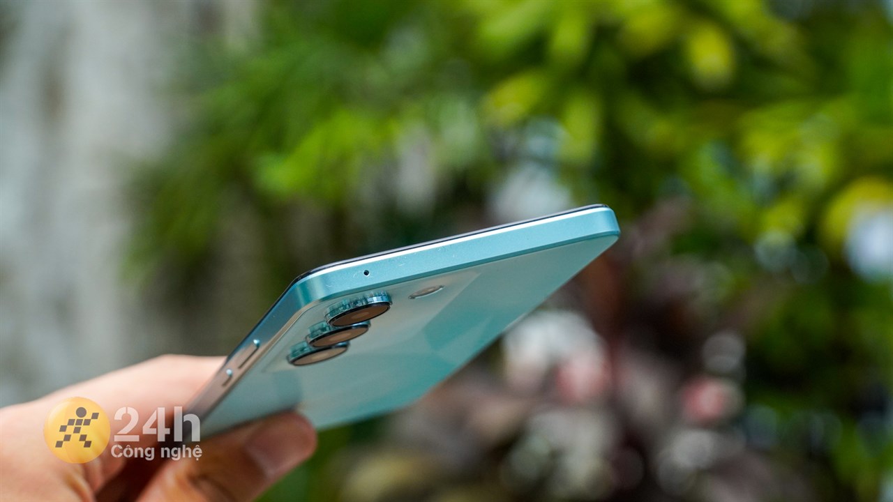 Cạnh trên Vivo Y100 được trang bị mic phụ. Cạnh trên Vivo Y100 được trang bị mic phụ.
