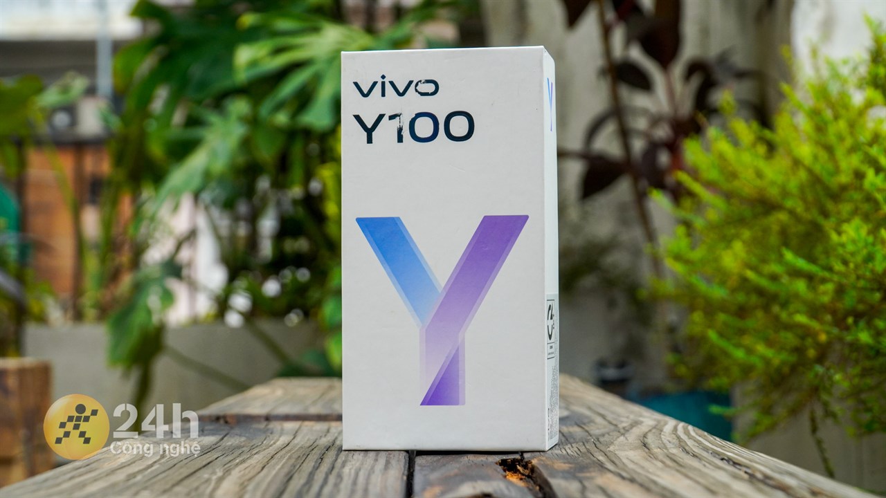 Hộp đựng Vivo Y100 được thiết kế rất đẹp mắt với logo chữ Y lớn ở chính giữa. Hộp đựng Vivo Y100 được thiết kế rất đẹp mắt với logo chữ Y lớn ở chính giữa.