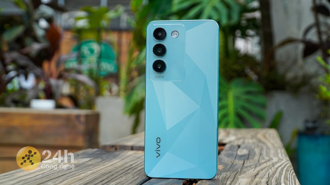 Vivo Y100 được thiết kế theo kiểu dáng vuông vức thời thượng. Vivo Y100 được thiết kế theo kiểu dáng vuông vức thời thượng.