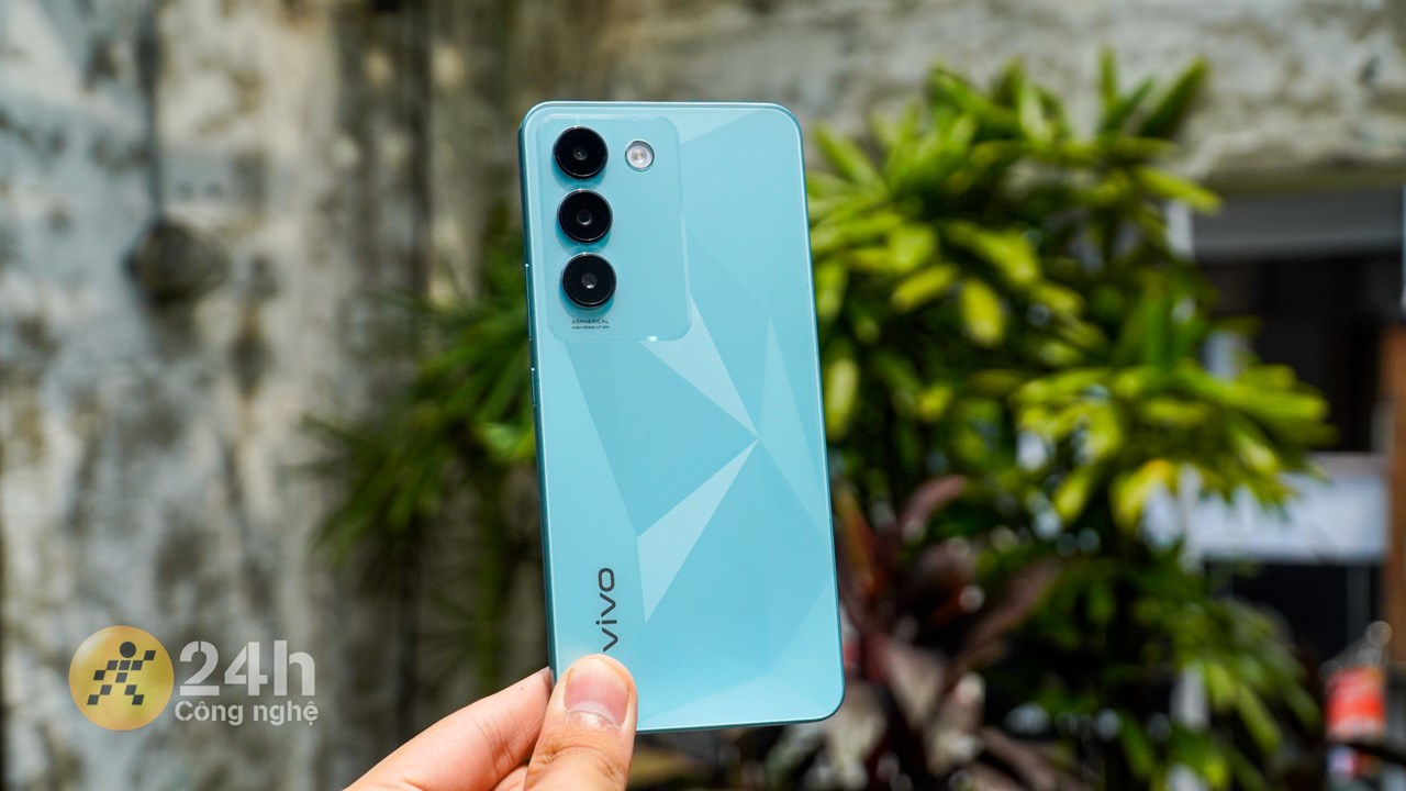 Vivo Y100 được hoàn thiện cực kỳ chắc chắn dù được làm từ nhựa. Vivo Y100 được hoàn thiện cực kỳ chắc chắn dù được làm từ nhựa.