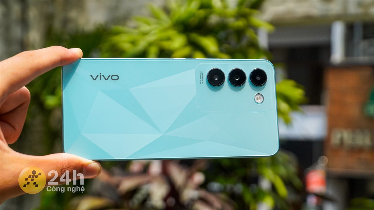 Mặt lưng Vivo Y100 nổi bật, đẹp mắt với những họa tiết kim cương nhưng cũng dễ bám mồ hôi lẫn dấu vân tay. Mặt lưng Vivo Y100 nổi bật, đẹp mắt với những họa tiết kim cương nhưng cũng dễ bám mồ hôi lẫn dấu vân tay.