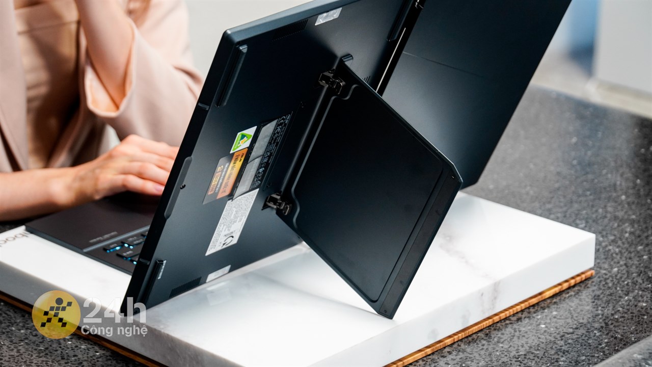 美品 ASUS Zenbook DUO 2024UX8406MA-U9321WS ASUS DUO Zenbook 32GB