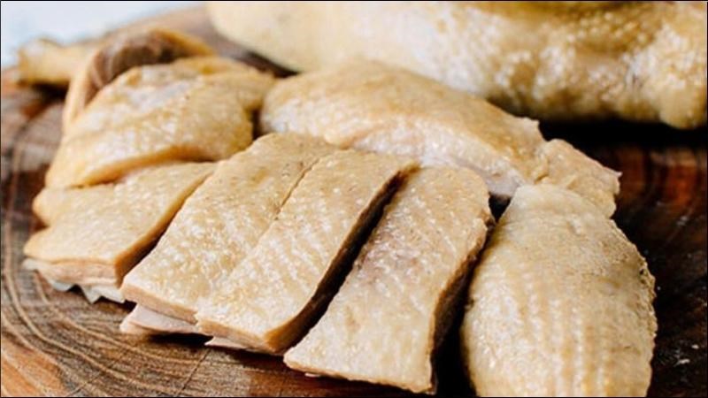 Không nên ăn liên tục thịt vịt trong nhiều ngày và quá 100g/tuần Không nên ăn liên tục thịt vịt trong nhiều ngày và quá 100g/tuần