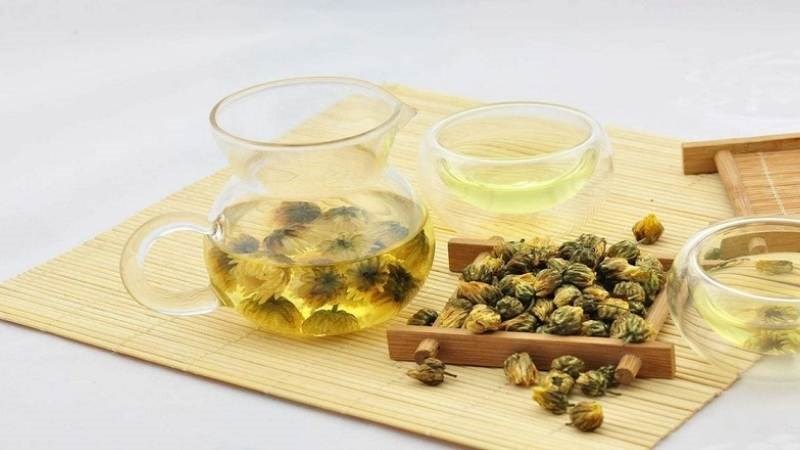 Không sử dụng hoa cúc chi khi bụng đói, nên sử dụng sau bữa ăn
