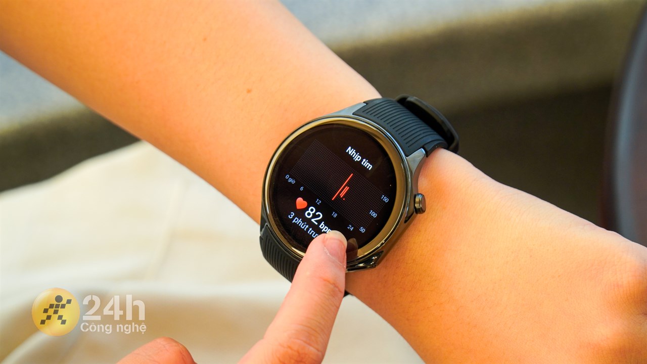OPPO Watch X có thể theo dõi nhịp tim và mức SpO2 chính xác.