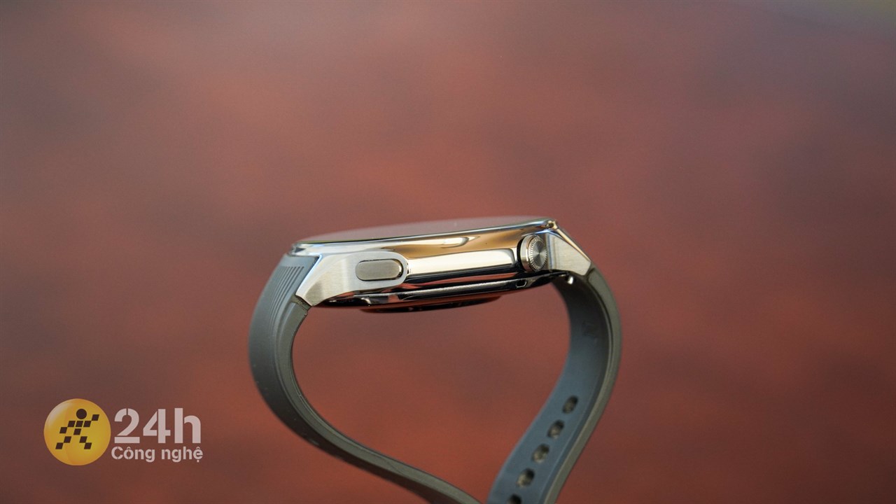 Nút vật lý của OPPO Watch X được đặt ở góc giúp tránh hiện tượng cấn khi sử dụng.